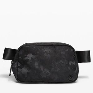 Lululemon Everywhere Belt Bag - Black Camo